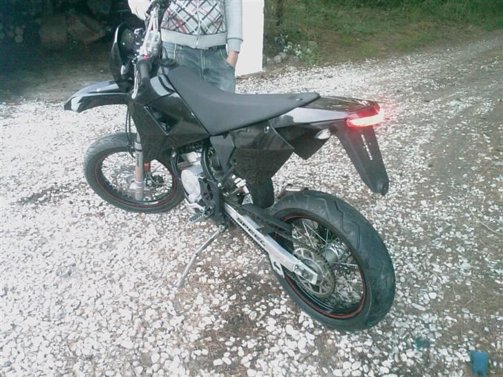 CPI Sm Supermotard SOLGT - Lige en makker der skulle trykke på bremsen imens, så fik vi det med.  billede 9