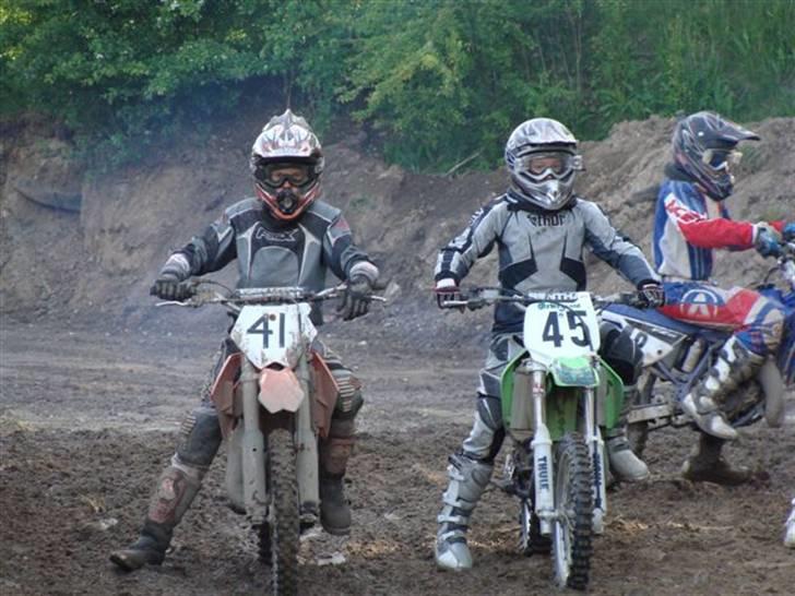 Kawasaki kx 85/65 - [Solgt] - Kawasaki´en med team kammerat Marcus holdene til venstre og klar til start billede 12