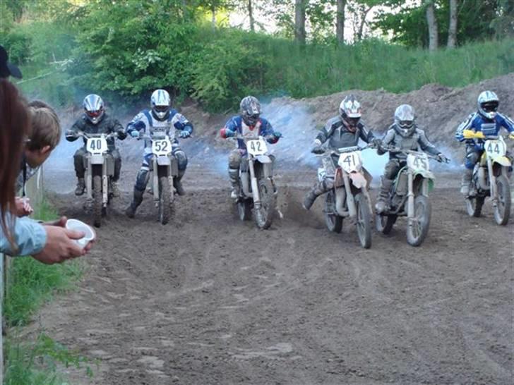 Kawasaki kx 85/65 - [Solgt] - Kawasaki´en trækker fra med marcus og får et sikkert holeshot billede 14