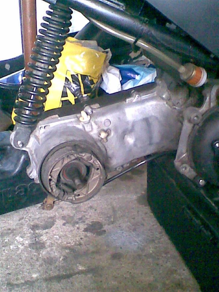 Yamaha jog byttet til pmx - joggens motor efter jeg lige havde tørret alt det snavs af billede 15