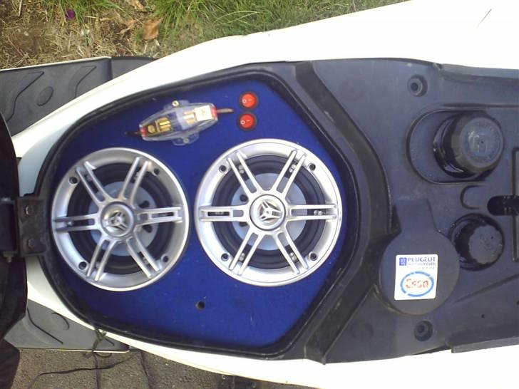 Peugeot Speedfight 2 Hvid Solgt - Anlægget med blå dioder :D spiller okay men skal lave et nyt billede 13