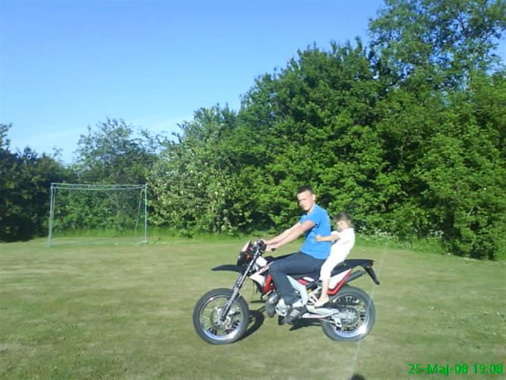 Gilera SMT supermotard solgt!!! - Det er mig og min lille søster en tur hjemme i haven :)  billede 9