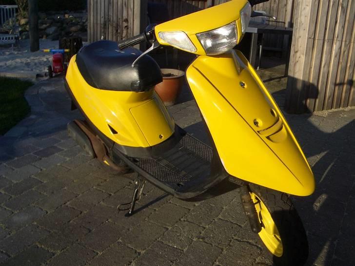Yamaha jog as *Gule Lyn*(byttet) - nu. men de gule skjolde som jeg fik med. :D billede 1