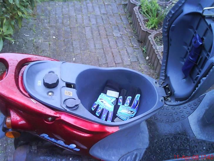 PGO Rodoshow solgt - Den rødes hjelmrum med handsker. billede 5