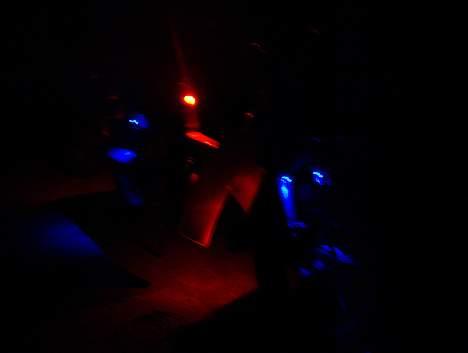 Suzuki FZ 50 Lysshow - Sådan ser lyset så ud ("øjnene" mangler (De forreste 2 røde dioder)) billede 2