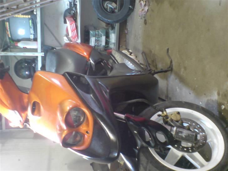 Yamaha Bws spy Byttet - med de nymalede dele :D + spy forskærm mangler at sætte ploven på. billede 8