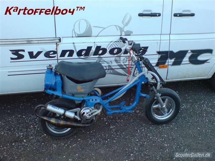 Yamaha Jog Evo II LC 19,46 HK - Taget ved siden af fars bil ;) billede 1