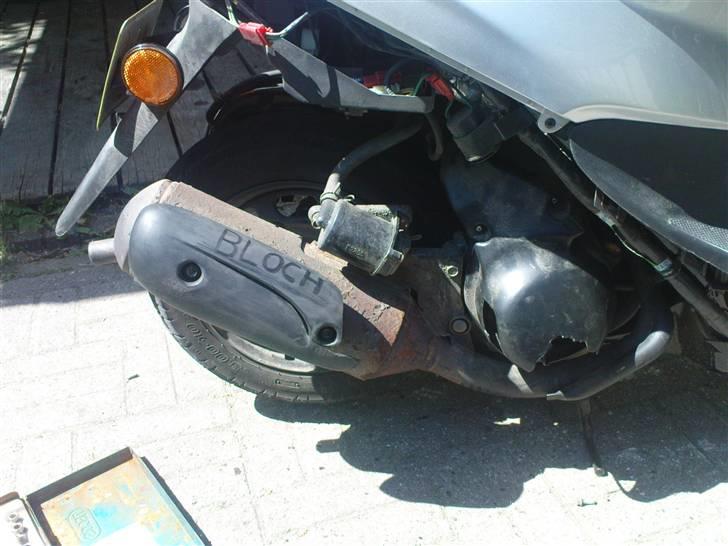 Sym DD 50 (Før) - farvel til "high temperature do not touch" ind med min signatur; "BLOCH"... heh, q ik la vær :P billede 11