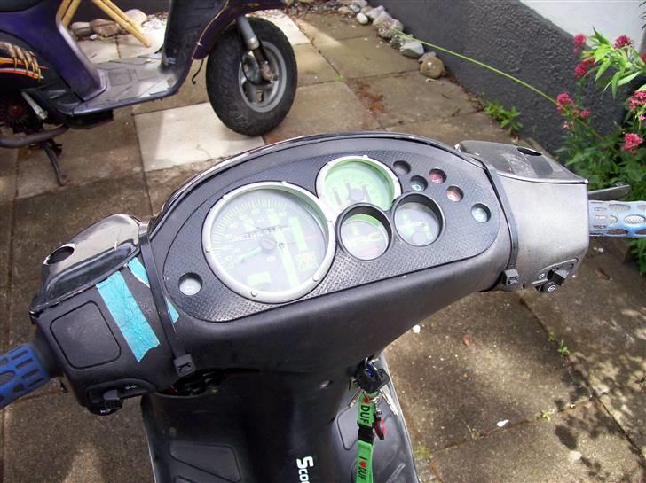 Piaggio nrg mc3 byttet - speedometer glas er flækkede og skjoldene er sat sammen med stribs billede 8