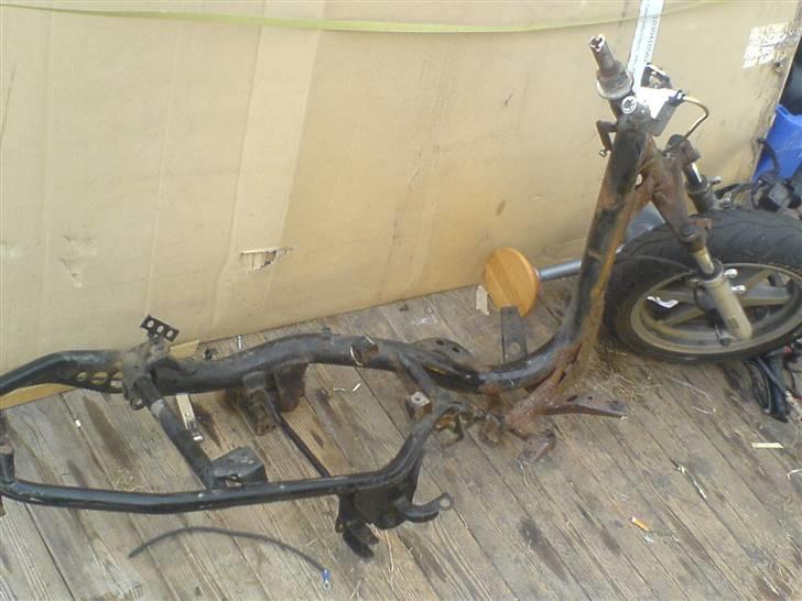 Yamaha Jog R AC  projekt SOLGT!  - stellet er ikk så pæny her kan i se,, men bare vent og se ;) billede 5