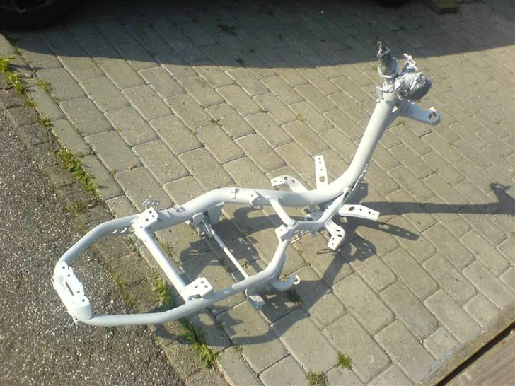 Yamaha Jog R AC  projekt SOLGT!  - stellet er blevet sandblæst og fået rust behandling, så skulle ikk ruste mee i sin leve tid :D billede 6