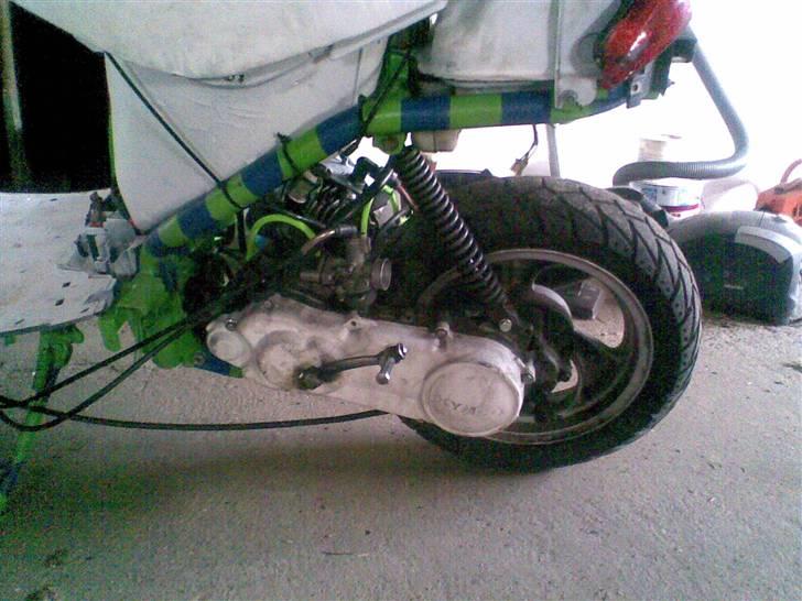 Kymco K12  $SOLGT$ - Varioskjold også malet hvidt billede 7