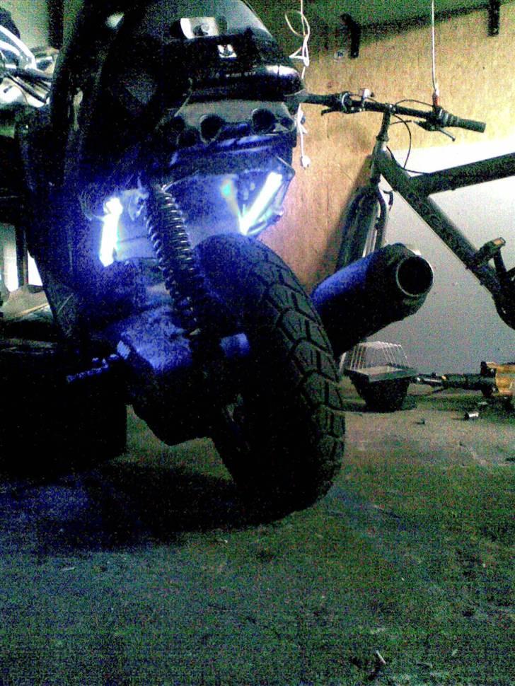 Yamaha jog byttet til pmx - fik lige sat de blå neon rør på joggen :d billede 20