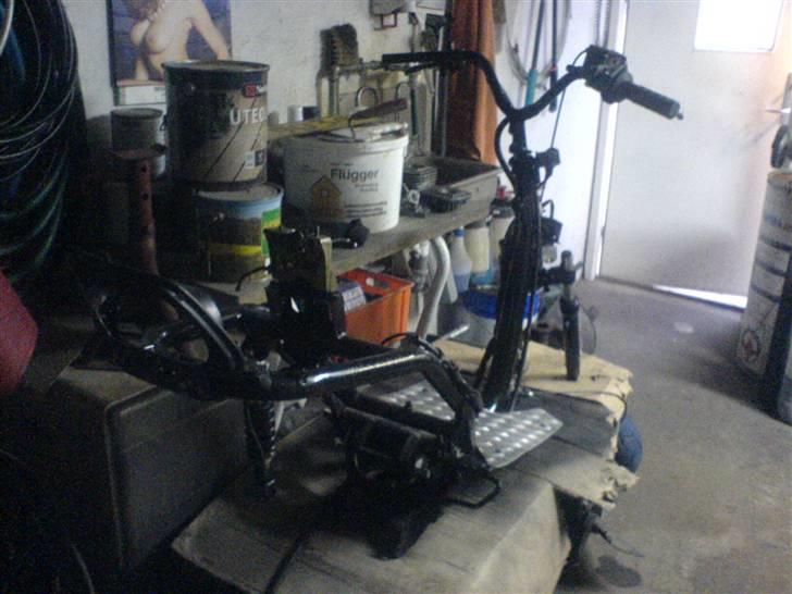 Honda SFX Evo&Yasuni  SOLGT - stellet efter maling. har lige fået monteret gaffel+styr, bremsesystemer og gasgreb+kabel, og div. småting billede 11