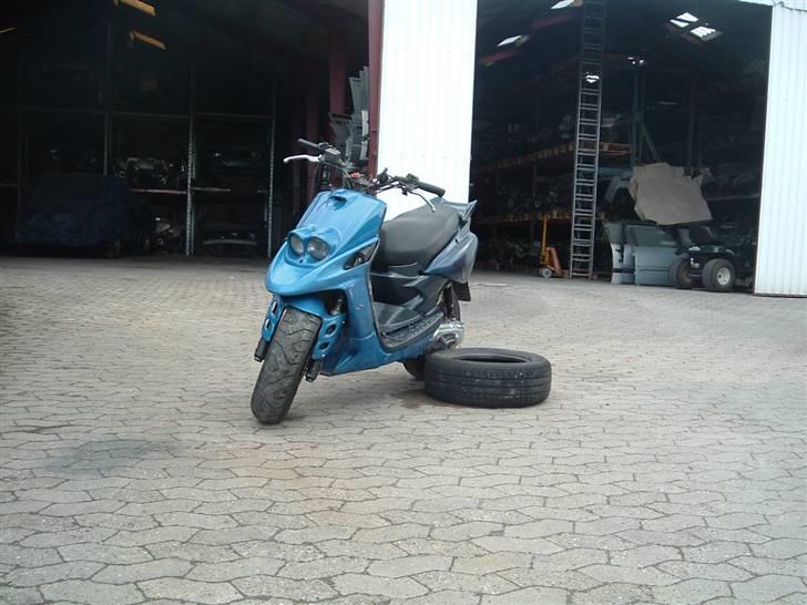 Yamaha bws spy solgt. -  SKJOLDENE OG SÆDET ER KUN SMIDT LØST PÅ. billede 1