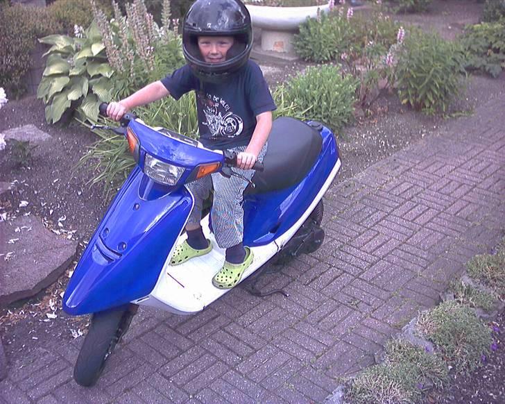 Yamaha Jog fs ¨Armani¨ Stjålet - Lil´ Brow på Armani .. Han sys det er sjovt når den løfter hjulet .. billede 5