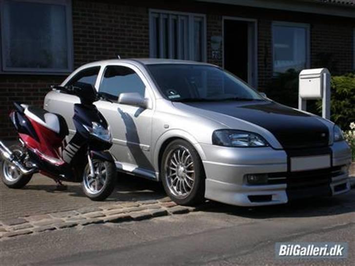 Yamaha Jog R - LC - SOLGT :'( - Her er Joggen sammen med min vidunderlige bil :´) <3 Opel Astra G 2.0 16v SPORT billede 14