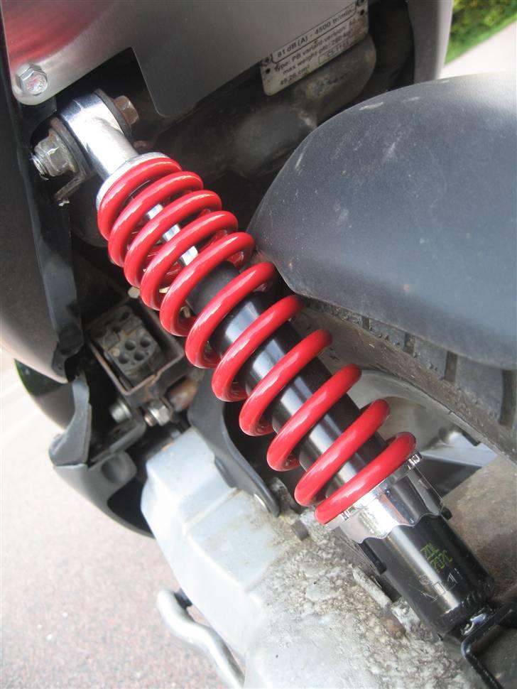 Aprilia Sonic >SOLGT< - Ander´s til venstre http://www.scootergalleri.dk/html/gal_visbil.asp?ID=193263 billede 7