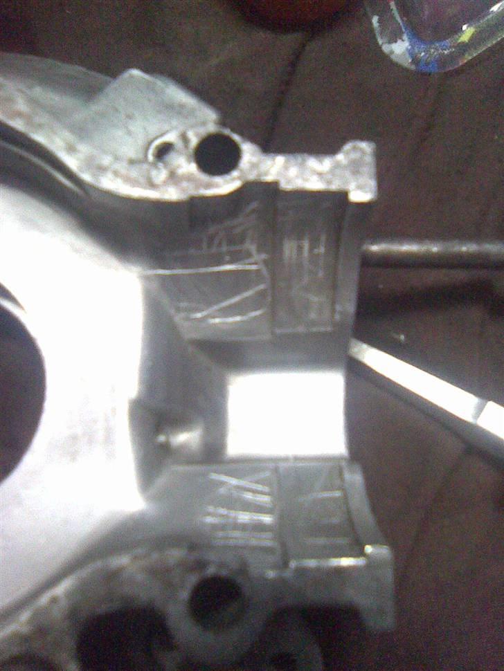 Puch Monza - Candy Rød - Solgt - Lav lidt ridser, sådan så det kemiske metal har noget at bide fast i. billede 13