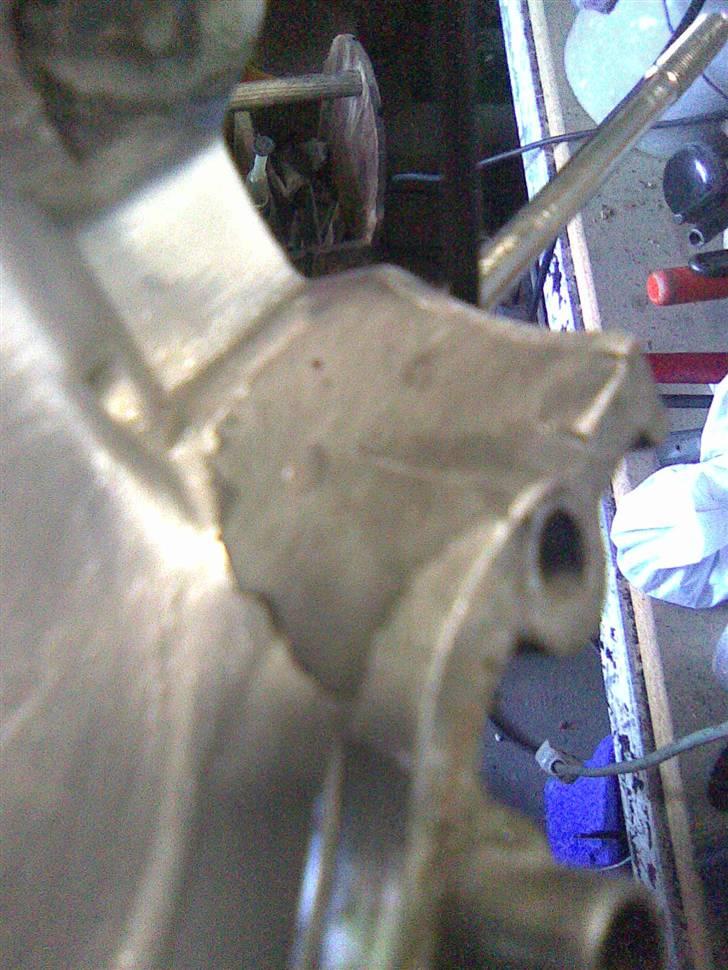 Puch Monza - Candy Rød - Solgt - Det færdige resultat, det skal have en forholdsvis glat overgang, men det vigtigste er nu bare at få fyldt krumtaphuset op. billede 14