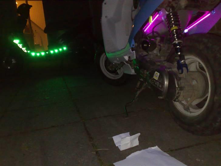 PGO hot 50 byttet- yamaha 250 - min og en vens scooter (den med grønt lys er søren h i vennelisten) min er den med uv lys billede 3