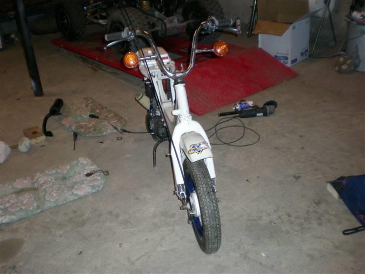 Suzuki FZ 50 PROJEKT SOLGT - til sidst stod den med sæde og alt sammen, og kunne køre. skal bare lige finde billeder af det billede 1