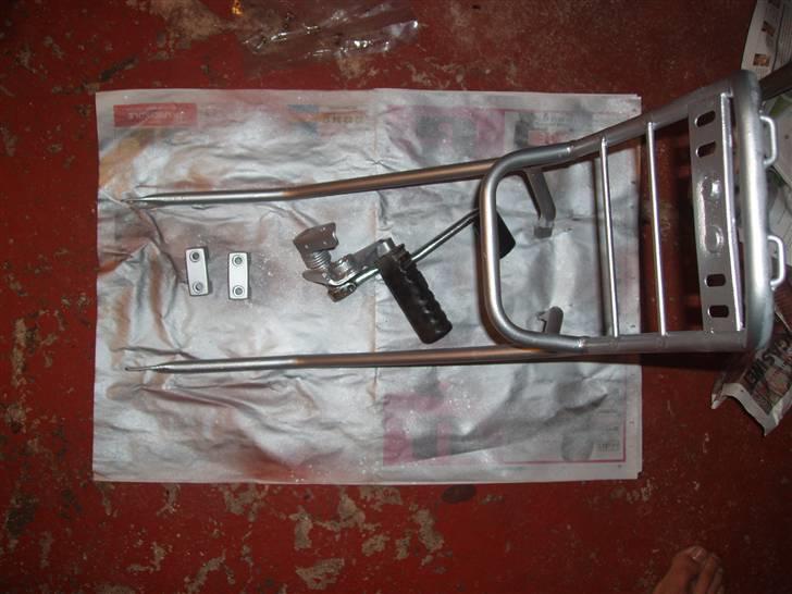 Puch Maxi 2 gear - Nymalede reservedele (styrholder, bagagebærer v. tank og bagbremse-station) billede 12