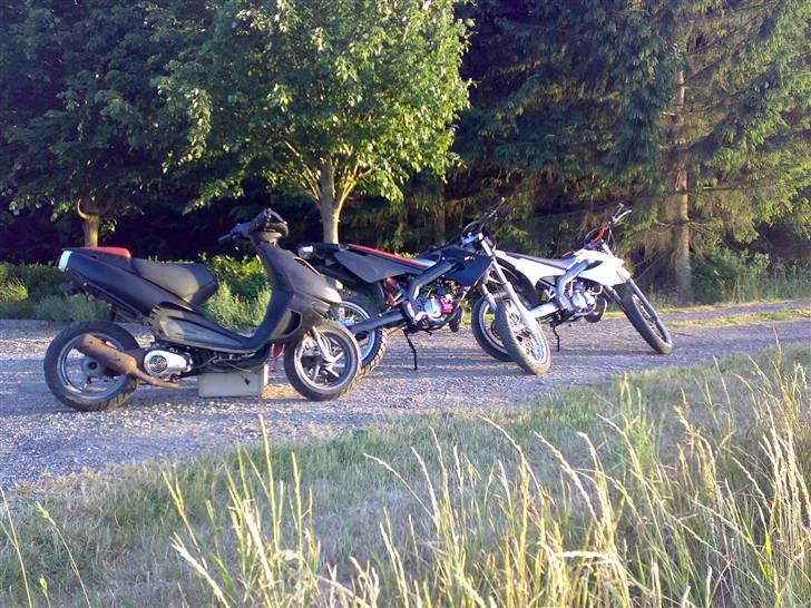 Aprilia SR50/Rally (byttet) - Bandebillede: Min sr, Baudes sorte senda og Pantes hvide :D billede 14