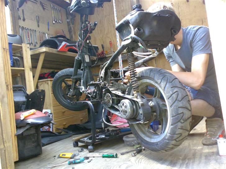 Aprilia SR50/Rally (byttet) - Den dag Pante og jeg fiksede den :p billede 16