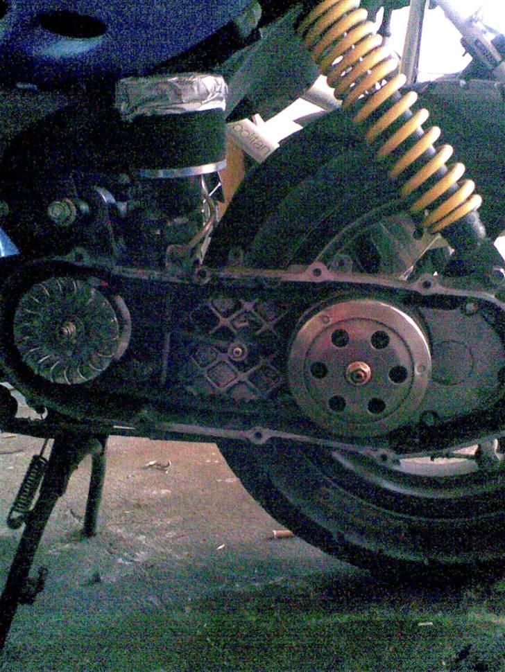 PGO pmx byttet til jog as - pmxen´s motor. skulle lige havde skiftet rem 26-06-08 billede 10