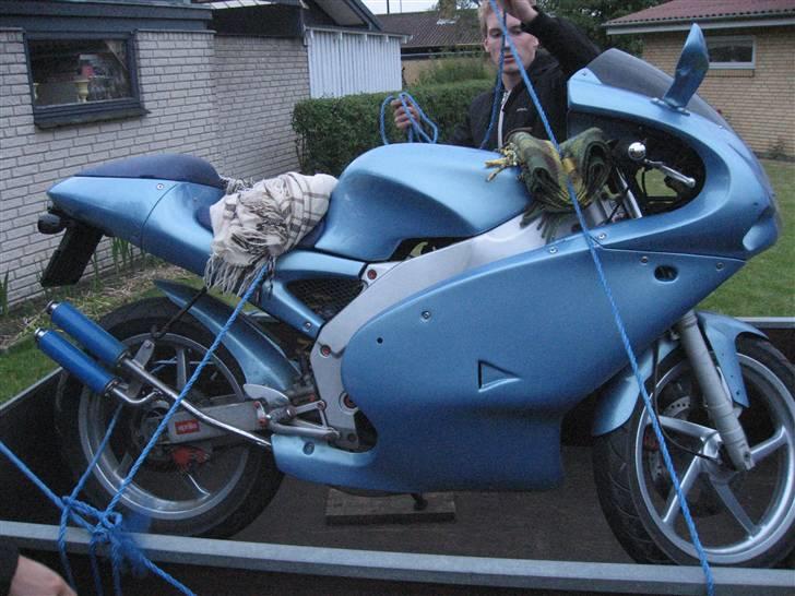 Aprilia Rs50 / 90 Solgt - D. 25/6: 5 min efter jeg var kommet hjem, lig mærke til de uimodstålige dejlige tæpper der er lagt på for at beskytte den! ;P billede 17