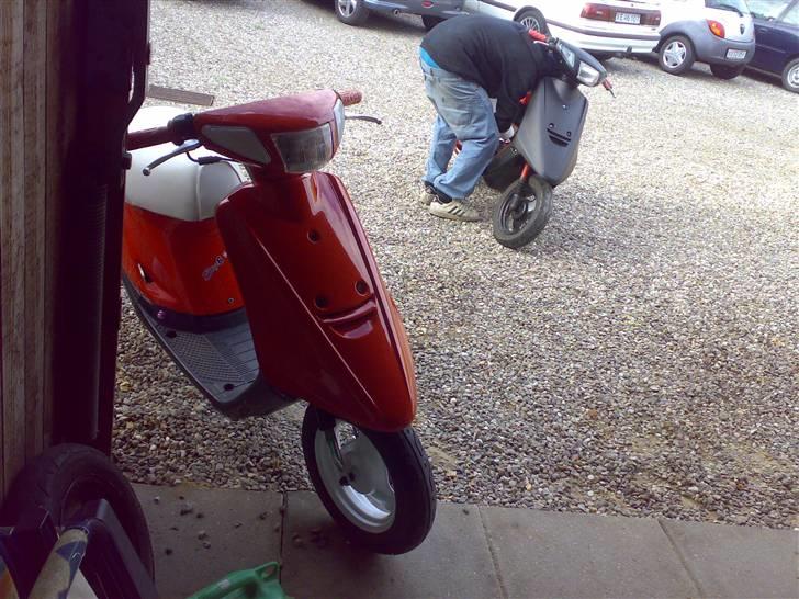 Yamaha jog as (solgt) - min og math´s Math ved hans sorte jog :P billede 4