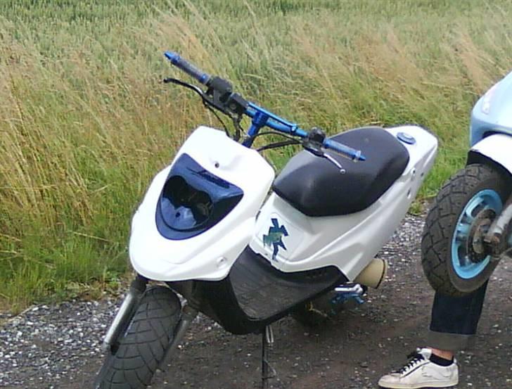 PGO hot50 *solgt* :'( - som den står nu, bedre billeder kommer! bemærk, den er lidt støvet da den står i en garage. billede 3