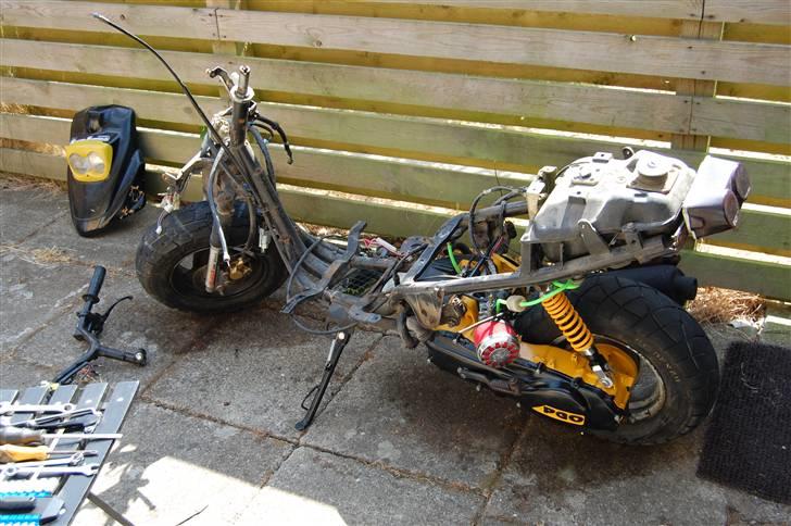 PGO hot 50 - en skraldet scooter billede 5