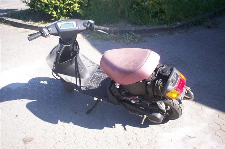 Yamaha Jog FS - Solgt! - Som hun står pt :P mangler ny cyl :( så er gået lidt død billede 9