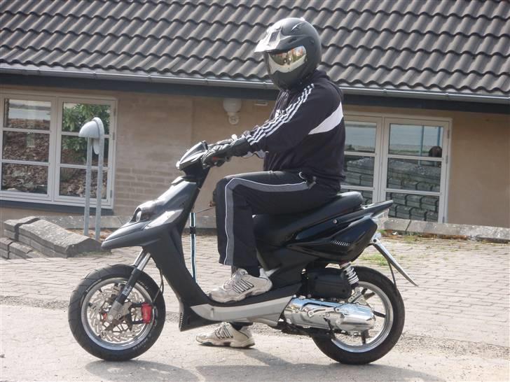 Yamaha Bws NG 70ccm Evo "Efter" - Ja så er den kommet frem i det gode vejr med ejeren på...! ^^ billede 1