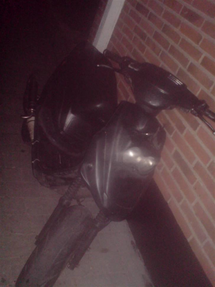 PGO Hot 50 _l TIL SALG l_ - Sårn så den ud lige da mig og min ´ven have samlet den! der havde den stadig knæk og malossi mhr XD :P  billede 2