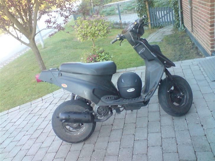 PGO Hot 50 _l TIL SALG l_ - Sårn så den ud FØR jeg malede den rød og hvid :D  billede 5