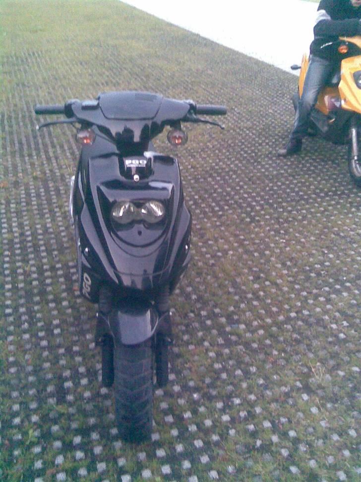 PGO Hot50 SOLGT - Før, Forfra, min gamle som holder i baggrunden, en af mine venner købte den for 2500 :P billede 5