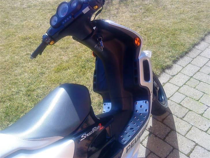 Peugeot Speedfight 2 - Solgt - ...Den lidt rustne forgaffel og den "trætte" forfælg... billede 7