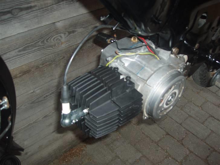 Puch Maxi 2 gear - Så er cyllinder og topstykket sat på. billede 13