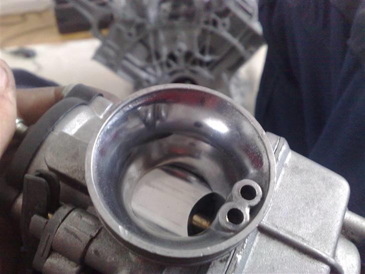 Aprilia RS50 (Lightning 521) - fik lige poleret indsugningen.. men kun indsugningen da det giver den modsatte effekt hvis man polerer efter benzinen er blevet forstøvet. billede 14