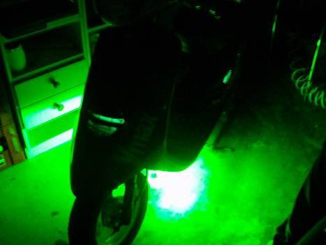 Yamaha jog SOLGT - mit neonrør og mine dioder billede 2