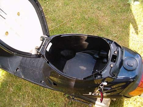 Yamaha Jog FS *SOLGT* - Jaaa! !hjelmrummet!! det er sku mere plads en der ser ud til!! og der kan være mange øl ;) billede 5