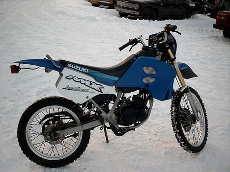 Suzuki RMX Dual Sport - Blå speedo lys ser herre godt ud... (Men hvorfor lyser neutral og olielampen selvom der er olie på og den står i gear :-? billede 5