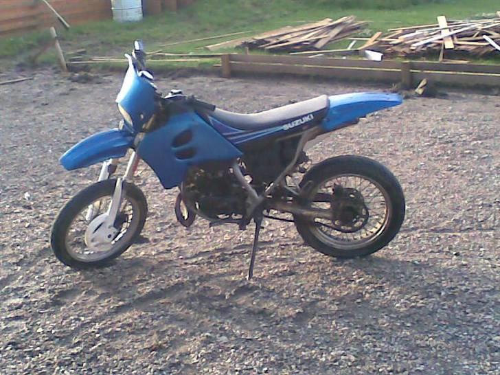 Suzuki SMX BYTTET TIL JOG R - Mangler et hvidt stykke plastik , det er faldet af da den tideligere ejer væltede :( billede 12