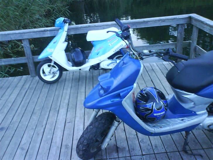 Yamaha jog fs solgt  - sammen med en ven ude og køre en lille tur  billede 2