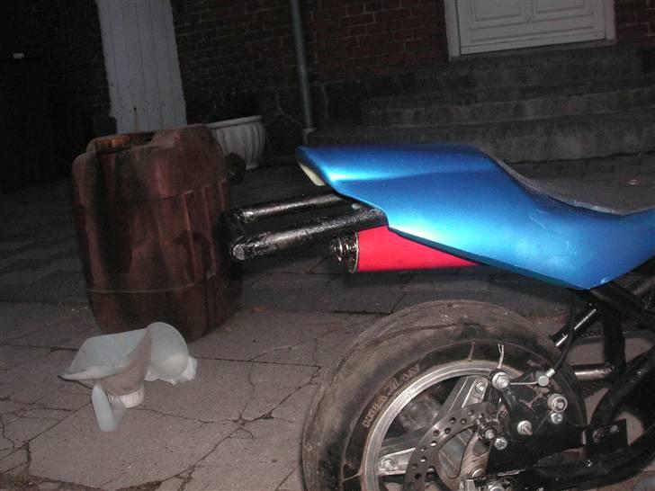 MiniBike wheelie bike SOLGT - her kan man se hvordan det er skåret ud til wheeliebaren  billede 4