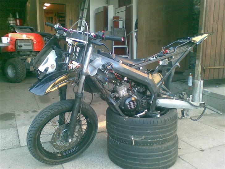 Derbi Senda Sm Extreme SOLGT - sådan så den ud tidligere idag.  efter den er blevet stjålet og kørt galt med.. jeg har taget alt fra stellet undtagen motor. forgaffel er taget af, tank, styr, ledningsnet osv. SÅ DEN ER KLAR TIL DEN STORE OMBYGNING :) billede 8