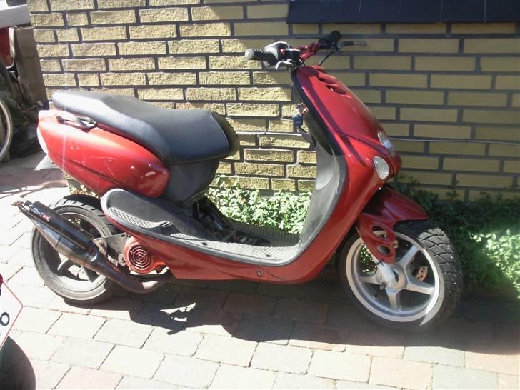 Yamaha nerox  - så der kommet forfælg på.. motoren skal lii have et sæt nye lejer og så kommer den på sammen med bagfælg:D sammen med de røde dæk billede 12